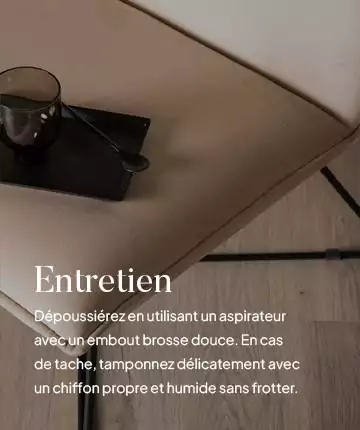 Entretien du chevet en velours jaune moutarde